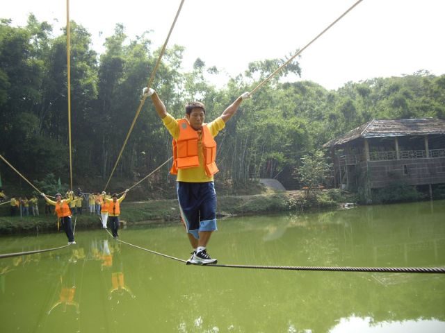 水上拓展培训项目之水上钢丝