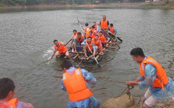 野外拓展项目扎伐泅渡