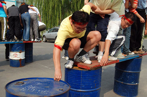 拓展训练项目鳄鱼潭