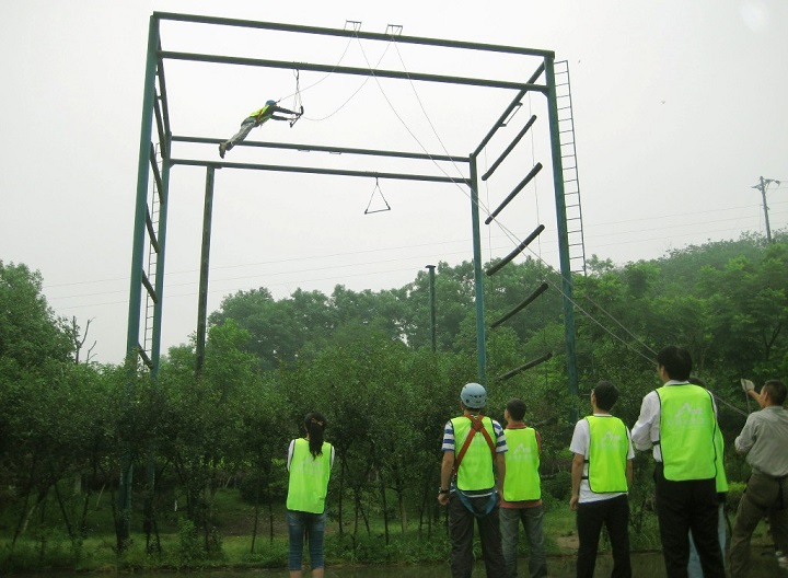 拓展项目高空抓杠