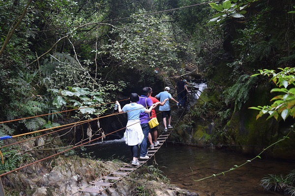 员工避免抑郁公司组织野外拓展活动
